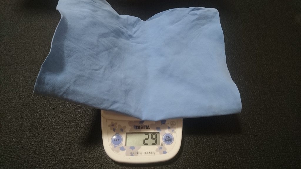 乾いたスイムタオルの重さ