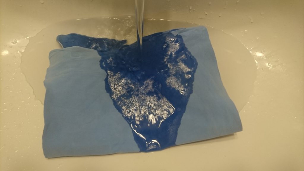 スイムタオルに水を吸わせる