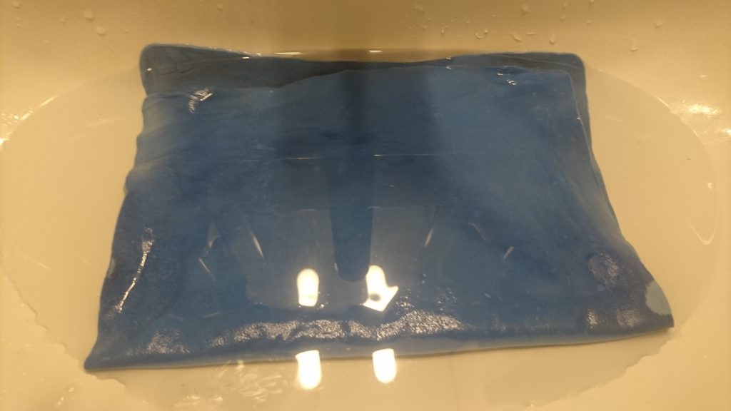 水に浸かったスイムタオル