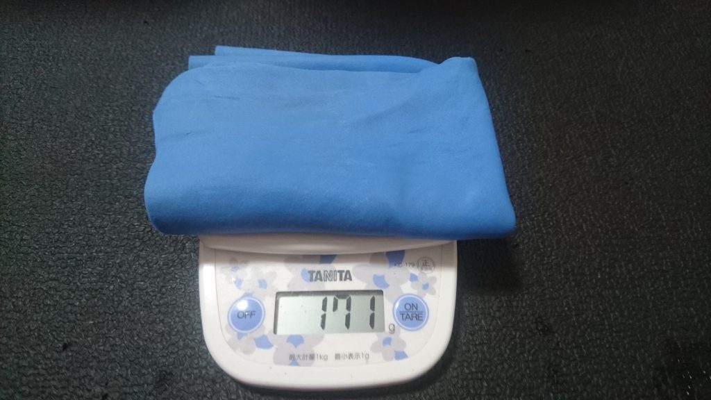 水を吸ったスイムタオルの重さ