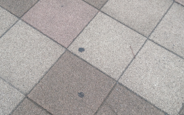 駅のホームや道路にある黒い斑点の正体とは