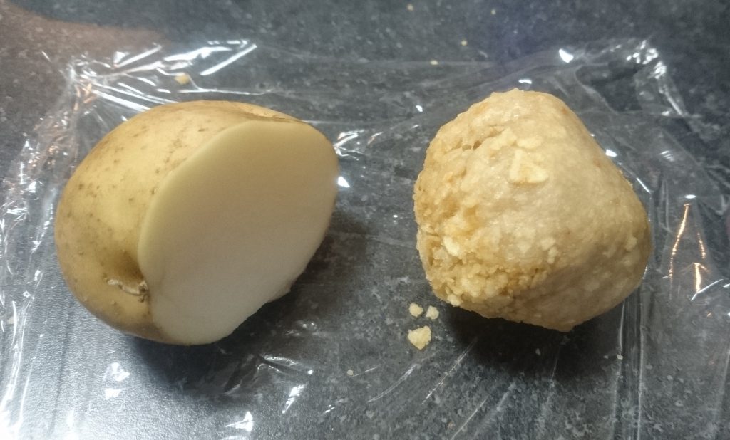 ジャガイモと丸めたポテトチップス