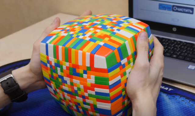 17×17の巨大怪物ルービックキューブを完成させる超人が現れる