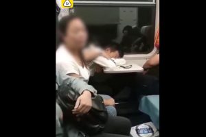 電車でタバコを吸う中国人