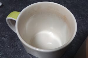 茶渋のついたコップ1