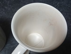 茶渋のついたコップ2