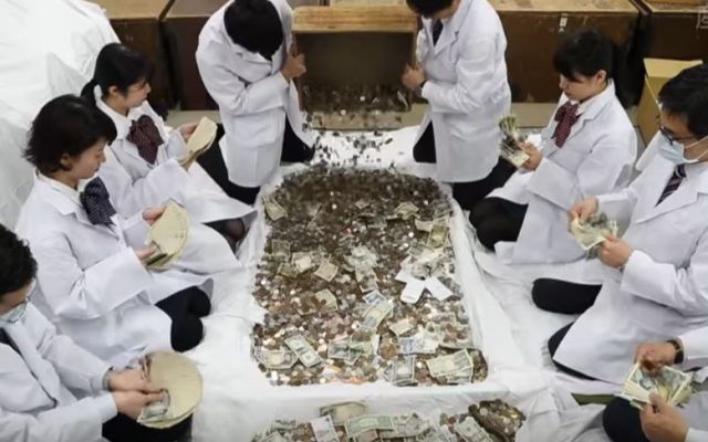 なぜだか無性に見たくなる、賽銭箱や小銭貯金箱の開封動画たちの魅力