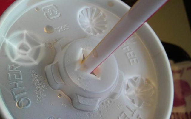 マックの飲み物のフタについてる突起の意味とは