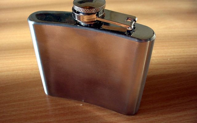 ウイスキーを持ち歩くあの缶の名前は一体何なのか