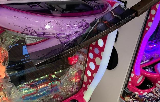 【衝撃】ついにパチンコ台にナタがぶっ刺さってしまう