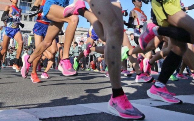 駅伝で選手がみんな履いているピンクの靴と左右色違いの靴は一体何?