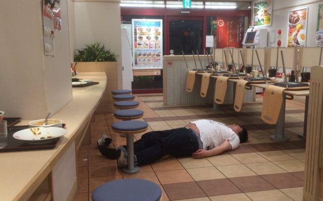今ネットで急激に話題になっているパワーワード「ドカ食い気絶部」とは?