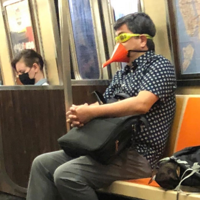 【画像】地下鉄で遭遇した個性的なマスクの人たちまとめ